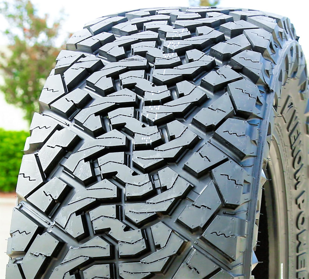 4 x LT275/60R20 Tires E757638